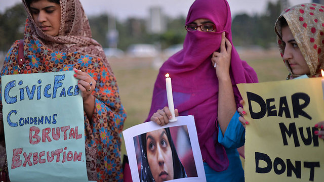 מחאה איראנית נגד הוצאה להורג של מי שרצחה אנס (צילום: AFP) (צילום: AFP)