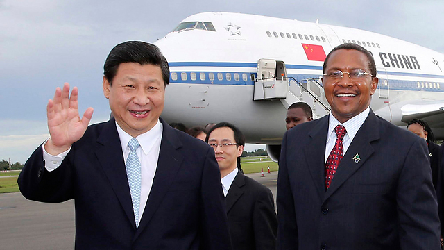 במטוס מאחור הוברח שנהב בלתי חוקי. נשיא סין ועמיתו הטנזני במרס 2013 (צילום: AP) (צילום: AP)