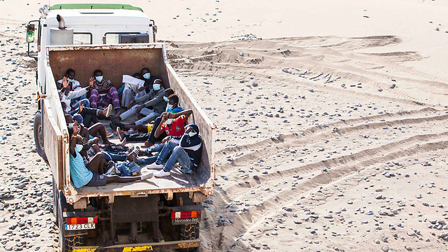 המהגרים האפריקנים הובהלו מהחוף במשאית זבל (צילום: רויטרס) (צילום: רויטרס)