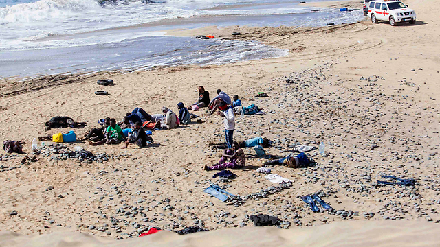 המהגרים בודדו במשך שעות על החוף עד שנשללה הסכנה (צילום: רויטרס) (צילום: רויטרס)