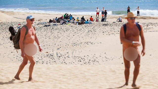 הנודיסטים התבקשו להתרחק מהחוף (צילום: רויטרס) (צילום: רויטרס)