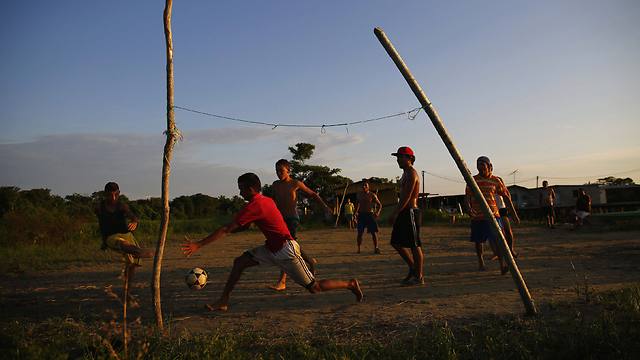 התיירים לא מגיעים לכפרים הסמוכים. ילדים משחקים כדורגל (צילום: רויטרס) (צילום: רויטרס)