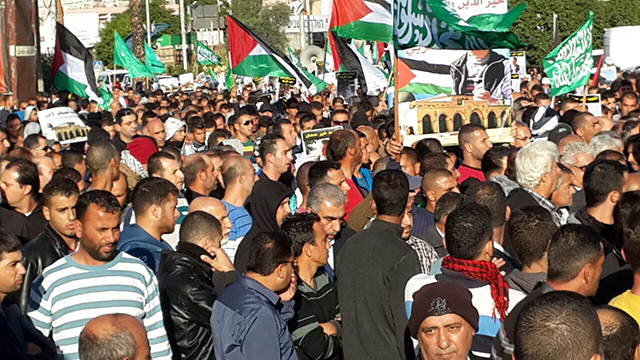 נשאו את תמונות ההרוג ודגלי פלסטין  (צילום: חסן שעלאן) (צילום: חסן שעלאן)