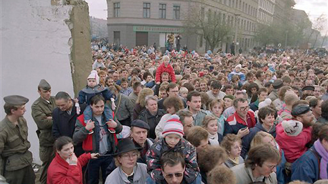 נפילת חומת ברלין, 1989 (צילום: AP) (צילום: AP)