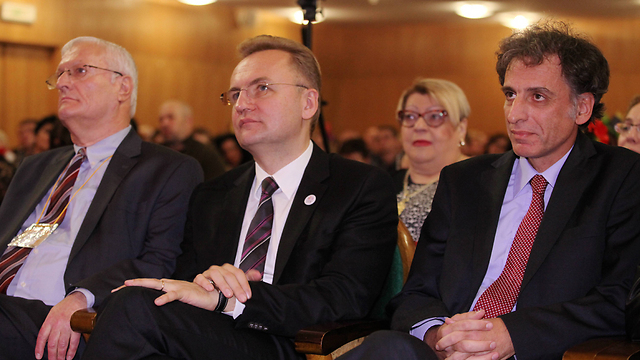 From left to right: Limmud FSU founder Chaim Chesler, Lviv Mayor Andriy Sadovyi and Israel’s Ambassador to Ukraine Eliav Belotserkovsky (Photo: Yossi Aloni)