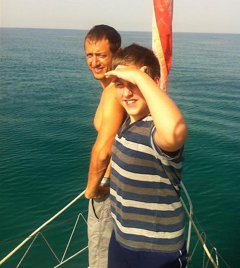 צלל קרוב לחוף. בן לולו ובנו ביום התאונה ()