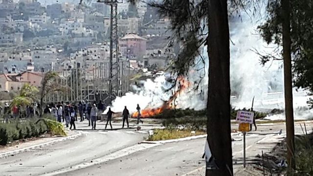 Clashes between rioters and police in Kafr Kanna. (Photo: Mohammed Shinawi)