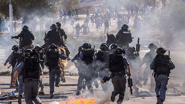 המשטרה נכנסת בכוחות מתוגברים (צילום: AFP) (צילום: AFP)