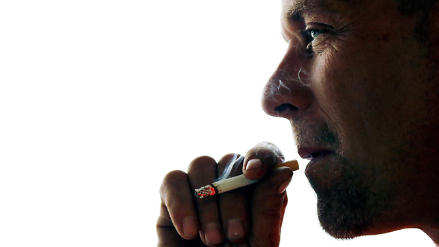 מעשנים בווסטמינסטר במסצ'וסטס. "לא נפסיק לעשן רק כי הורו לנו" (צילום: AP) (צילום: AP)