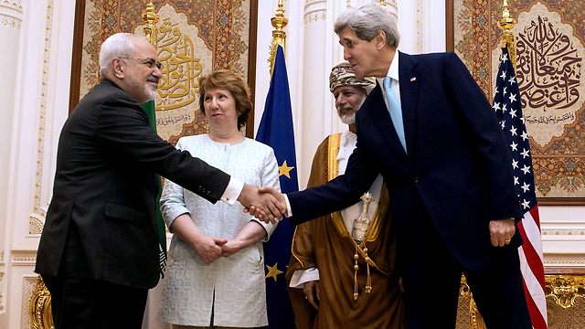 שרי החוץ של ארה"ב ואיראן לוחצים ידיים בפתח השיחות היום (צילום: AP) (צילום: AP)