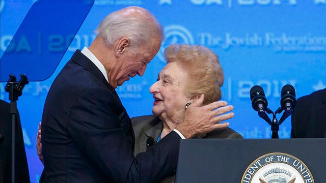 ביידן עם ניצולת השואה נסה גודין בכינוס של ארגון "הפדרציות היהודיות של צפון אמריקה" (צילום: AP) (צילום: AP)