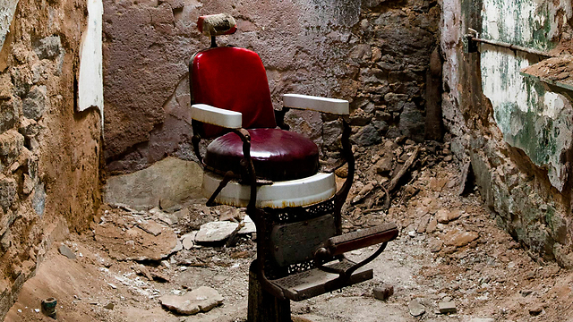 הוקם ב-1829 וננטש ב-1971. כיסא ספר בין הריסות אגף 12 בכלא איסטרן סטייט בפילדלפיה (צילום: AP) (צילום: AP)