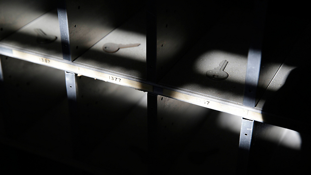 חדר דואר במרתף "מספנת מאר איילנד" בעיר ואלחו במדינת קליפורניה (צילום: AP) (צילום: AP)