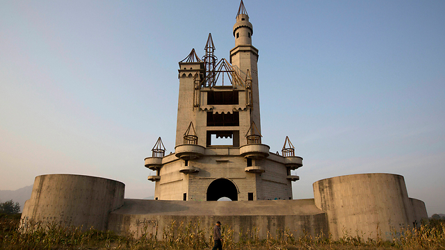 מבנה דמוי טירה בבייג'ינג שהיה אמור להיות אחד מפארקי השעשועים הגדולים ביותר באסיה (צילום: AP) (צילום: AP)