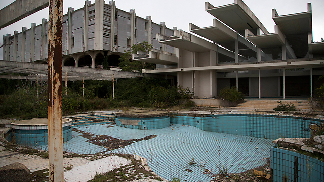 בריכת שחייה בבית מלון נטוש באתר הנופש האלדובו באי קרק בקרואטיה (צילום: AP) (צילום: AP)