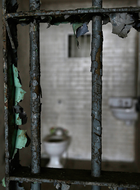 סורגים חלודים בתא כלא בבית הסוהר סטייט פארם בטקסס (צילום: AP) (צילום: AP)