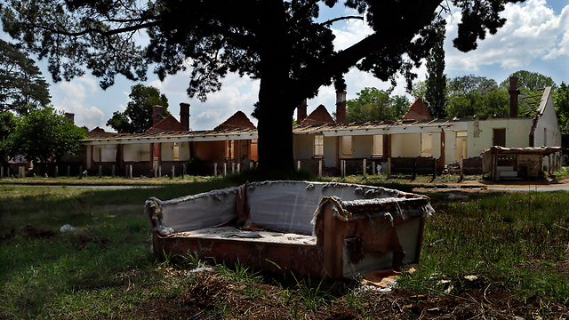 ספה הרוסה בחזית בתים נטושים ליד מכרה דרבן דיפ ממערב ליוהנסבורג  (צילום: AP) (צילום: AP)