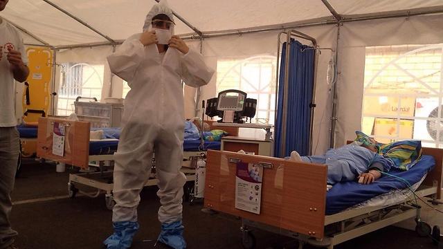 20 מיטות, ציוד מגן, עגלת טיפולים וציוד רפואי מלא. מרפאה ניידת לאבולה (צילום: שירה בר ציון) (צילום: שירה בר ציון)