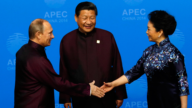 נעים להכיר. הנשיא הסיני מתווך בין אשתו לבין פוטין (צילום: AP) (צילום: AP)