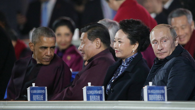 אובמה, נשיא סין, הגברת הראשונה ופוטין במהלך הוועידה (צילום: MCT) (צילום: MCT)