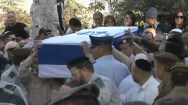 Soldiers carry the casket. (Photo: Eli Mandelbaum)