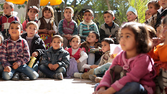 כיתת לימוד של פליטים סורים במחוז גוטה (צילום: AFP) (צילום: AFP)