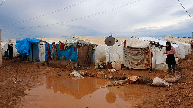מיליוני בלי מזון ומחסה ערב החורף הקשה המתקרב. מחנה עקורים סורים בגבול עם טורקיה (צילום: רויטרס) (צילום: רויטרס)