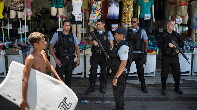 שימוש לרעה בכוח קטלני במלחמה בפשיעה ובאלימות. כוח משטרתי בריו דה ז'ניירו (צילום: AP) (צילום: AP)