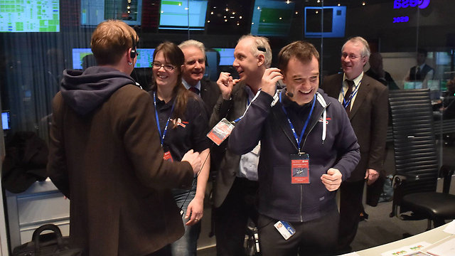 אנשי סוכנות החלל האירופית חוגגים את הנחיתה (צילום: MCT) (צילום: MCT)