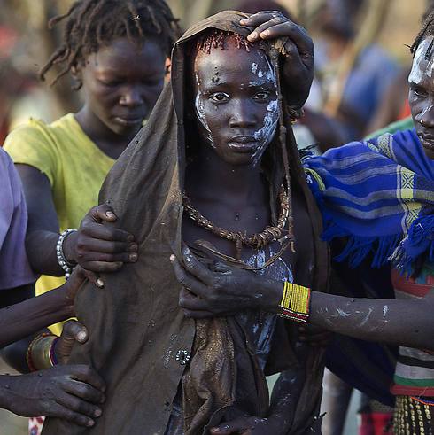 מילת נשים בקניה. הטקס נפוץ ברחבי אפריקה, אזורים באסיה ובמזרח התיכון (צילום: רויטרס) (צילום: רויטרס)