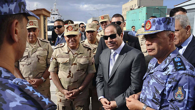 פיגועים רבים נגד הצבא המצרי מאז הדחת מורסי. הנשיא א-סיסי בתרגיל באלכסנדריה (צילום: AP) (צילום: AP)