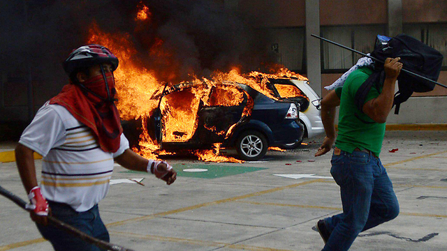 הצתת מכוניות מחוץ לקונגרס של מדינת גררו (צילום: EPA) (צילום: EPA)