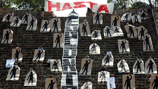 מחו על המדיניות הכלכלית של הממשלה המכסיקנית. צללים של הסטודנטים הנעדרים (צילום: רויטרס) (צילום: רויטרס)