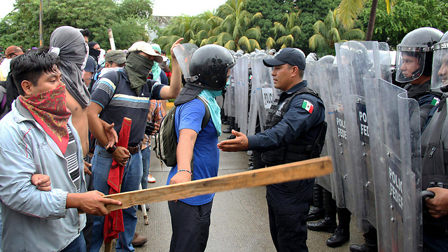 המחאה פוגעת בתיירות בעיר הנופש אקפולקו. מפגינים מתעמתים עם שוטרים (צילום: EPA) (צילום: EPA)