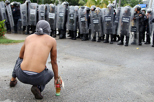הפגנת מחאה באקפולקו (צילום: EPA) (צילום: EPA)