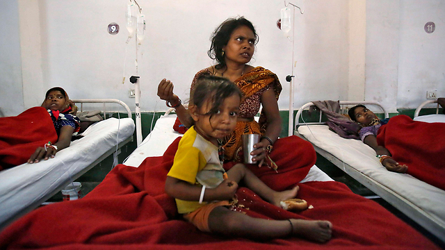 נשים שעברו עיקור על ידי ד"ר גופטה, חלו ואושפזו בבית חולים בבילאספור (צילום: רויטרס) (צילום: רויטרס)