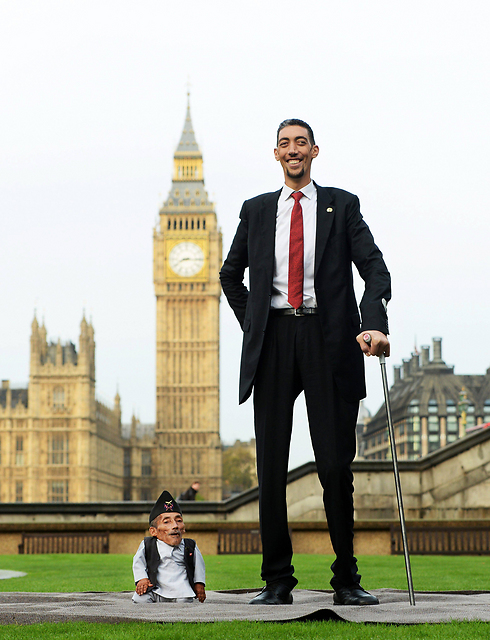מחוץ לפרלמנט הבריטי, עם האדם הגבוה בעולם (צילום: EPA) (צילום: EPA)