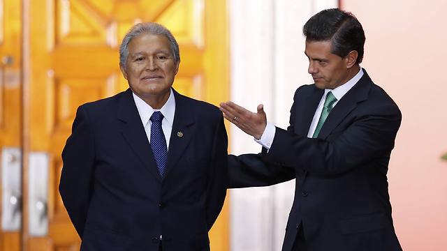יצטרך לפסוק. הנשיא קרן (משמאל) עם נשיא מכסיקו אנריקה פניה נייטו (צילום: רויטרס) (צילום: רויטרס)