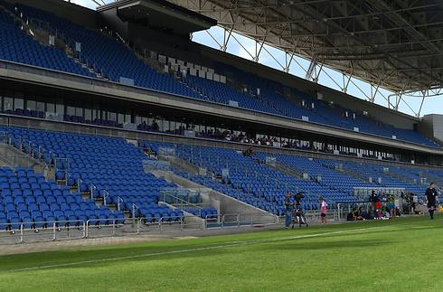 אכסנייה הולמת יותר לחצי הגמר הראשון. אצטדיון נתניה (צילום: יובל חן) (צילום: יובל חן)