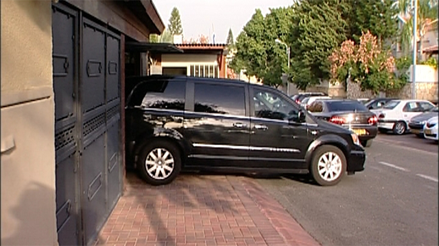 רכבו של ראש השב"כ בביתו של גנץ (צילום: ערוץ 10) (צילום: ערוץ 10)