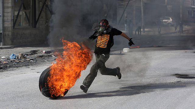 Riots at Qalandiya checkpoint (Photo: AFP)