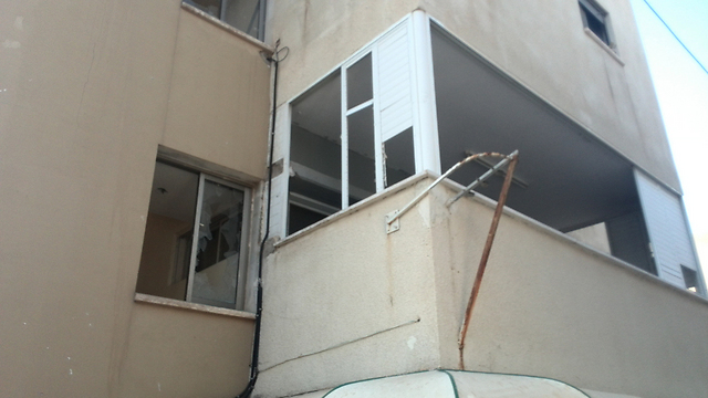 חלונות נופצו ונזק נגרם לבתי התושבים  (צילום: מוחמד שינאווי) (צילום: מוחמד שינאווי)