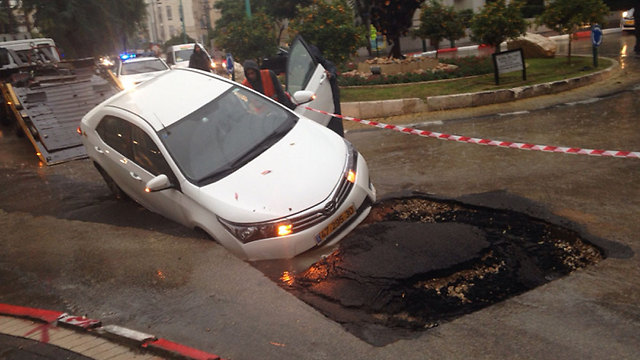 A car stuck in the road in Petah Tikva. (Photo: Arye Shilo) (Photo: Arye Shilo)