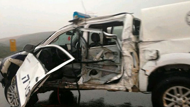 ניידת המשטרה שהייתה בחסימה ונפגעה על ידי המשאית (צילום: באדיבות המשטרה) (צילום: באדיבות המשטרה)