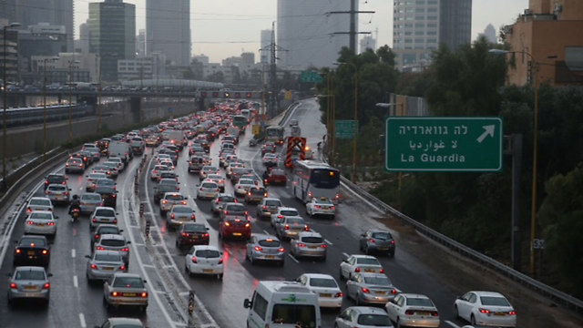 Traffic jam on the Ayalon freeway in Tel Aviv  (Photo: Motti Kimchi)