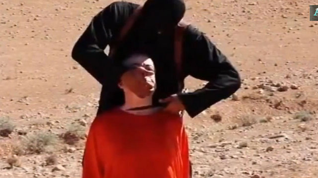 מתוך סרטון הוצאה להורג שפרסם דאעש ()