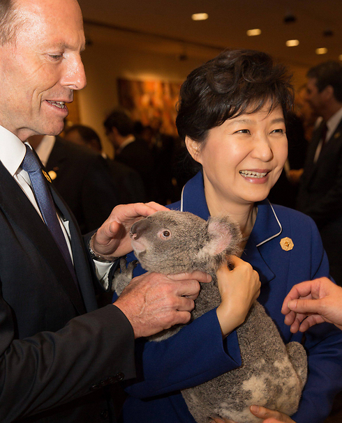 נשיאת דרום קוריאה נהנית (צילום: EPA) (צילום: EPA)