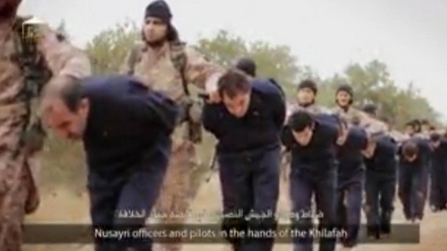 אנשי דאעש מובילים חיילים סורים להוצאה להורג ()