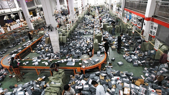 Packages on the assembly line on Singles Day in China. (Photo: Getty Images) (Photo: Getty Images)