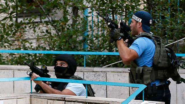 כוחות הביטחון פורצים לישיבה (צילום: רויטרס) (צילום: רויטרס)